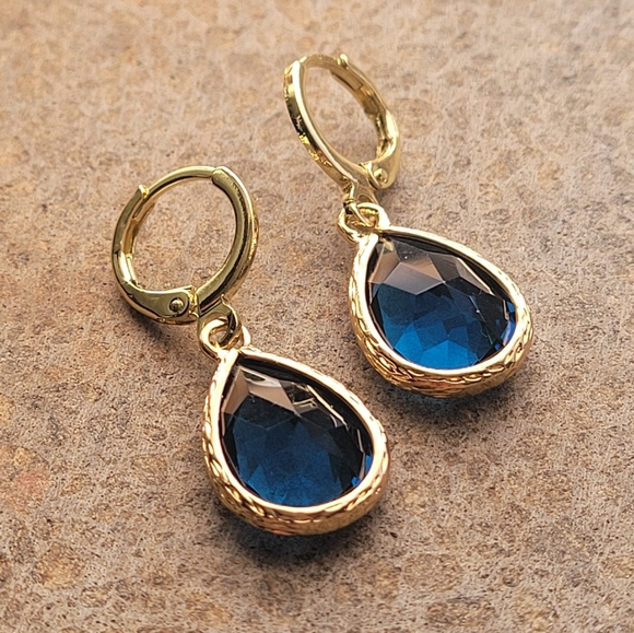 18k Tanzanite Earrings - Picture 2 of 5